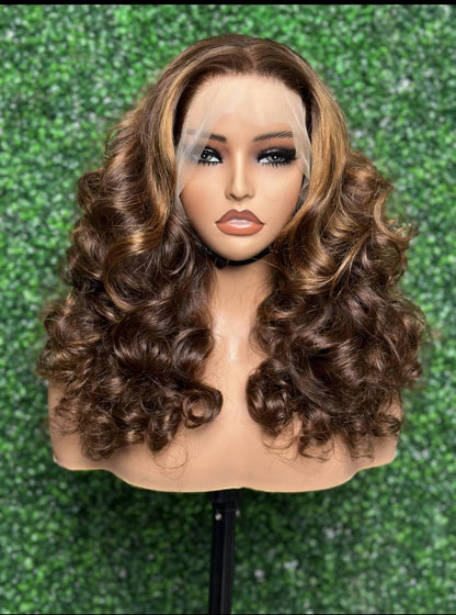 Perruque Bouncy Aicha- 100% Human hair  -densité 300%- Frontale 13*4- Taille 20